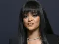 Rihanna, najbogatsza piosenkarka na świecie, z błyszczącym naszyjnikiem i charakterystyczną grzywką.