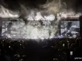 Koncert Linkin Park na Opener Festival. Tłum ludzi z telefonami, dym i światła na scenie.
