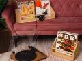 Gramofon i płyty winylowe na kanapie. Zastanawiasz się, czym czyścić płyty winylowe?