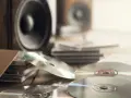 Płyty CD i głośniki na drewnianym blacie. Czy to epka, co to za format?