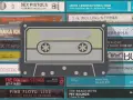 Kaseta na tle okładek płyt winylowych. Wśród nich klasyki jak Sex Pistols, Pink Floyd, The Rolling Stones. Kolekcjonerzy szukają najdroższe płyty winylowe polskie.