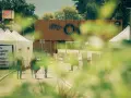 Ludzie idą po bilety na OFF festival. W tle widać logotyp festiwalu.