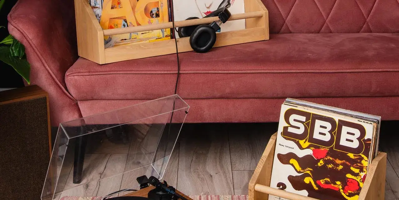 Gramofon i płyty winylowe na kanapie. Zastanawiasz się, czym czyścić płyty winylowe?