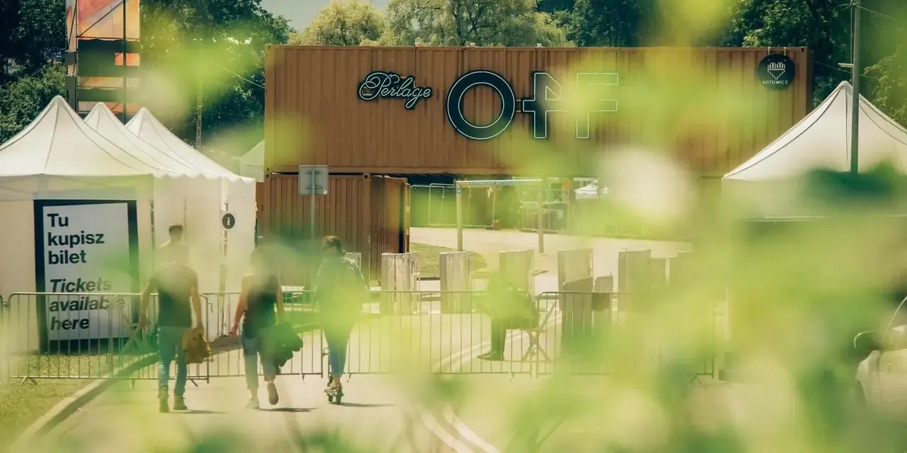 Ludzie idą po bilety na OFF festival. W tle widać logotyp festiwalu.
