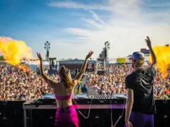 DJ-ka i DJ na scenie, płomienie buchają, tłum szaleje. To jedna z największych imprez techno na świecie!