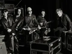 Zespół Scorpions, mistrzowie rockowych ballad i piosenek o miłości, w czerni i bieli, gotowi na koncert.