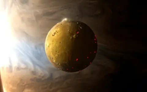 Aktywny wulkaniczny księżyc Io, część kolekcji planet metal, świeci czerwonymi punktami na tle wirującego Jowisza.