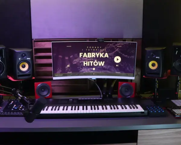 Studio nagraniowe z monitorem "Fabryka Hitów", klawiaturą, mikrofonem i głośnikami. Idealne miejsce dla polskich wytwórni muzycznych.