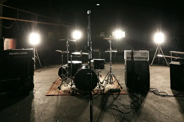 Scena z perkusją i wzmacniaczami, gotowa na koncert unplugged. Co to znaczy? To muzyka bez prądu, czysta energia!
