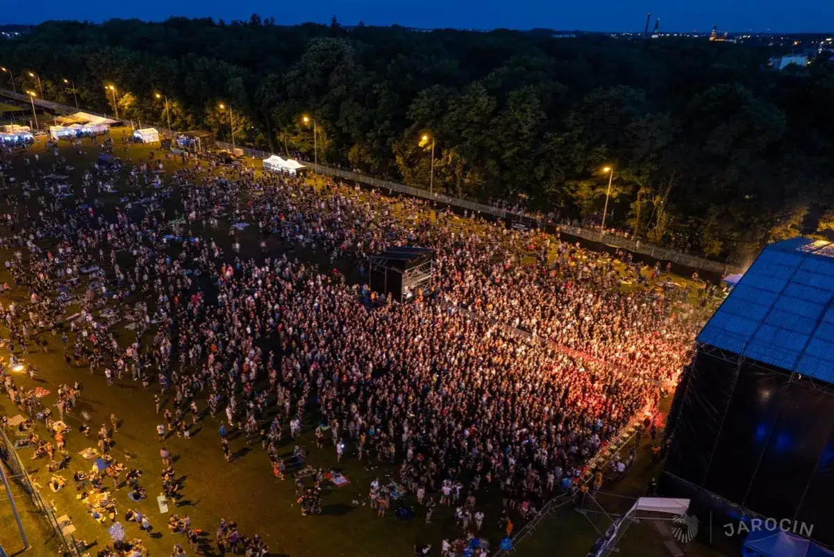Tysiące ludzi na koncercie w Jarocinie. Nocne wydarzenia przyciągają tłumy pod scenę.