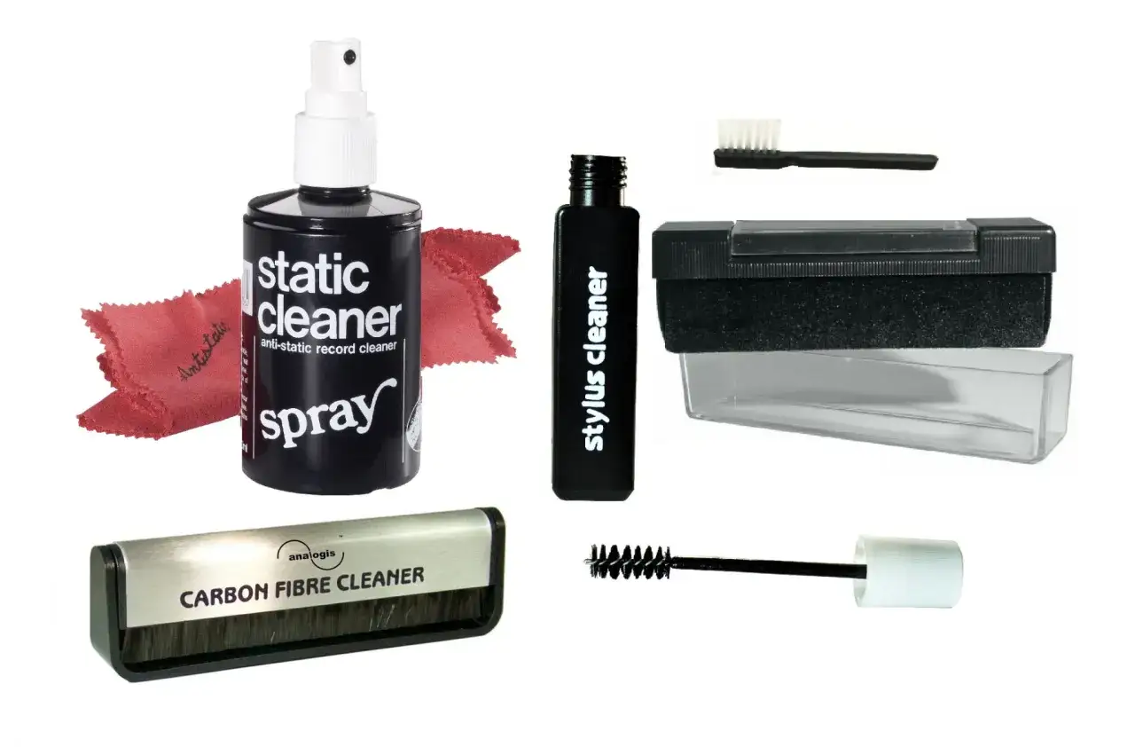 Zestaw do czyszczenia płyt winylowych: spray, ściereczka, szczotka do igły i mata antystatyczna. Idealne rozwiązanie, czym czyścić płyty winylowe.