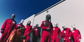 Zespół Slipknot w czerwonych kombinezonach i maskach, gotowy na premierę **slipknot new album**.