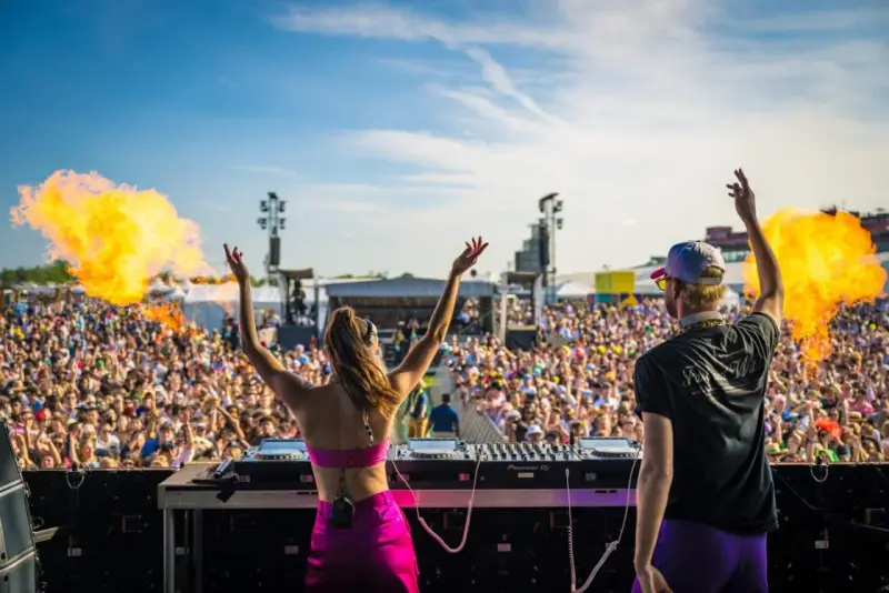 DJ-ka i DJ na scenie, płomienie buchają, tłum szaleje. To jedna z największych imprez techno na świecie!
