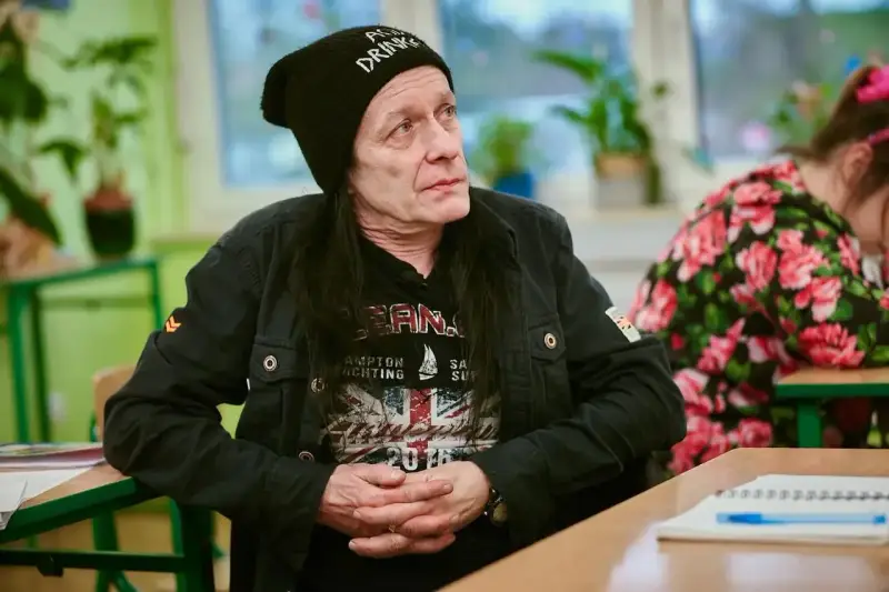 Tomasz Pukacki, lider zespołu, w czapce z napisem "AC/DC DRINK".
